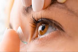 How to Put on Contact Lenses Correctly (Guide)